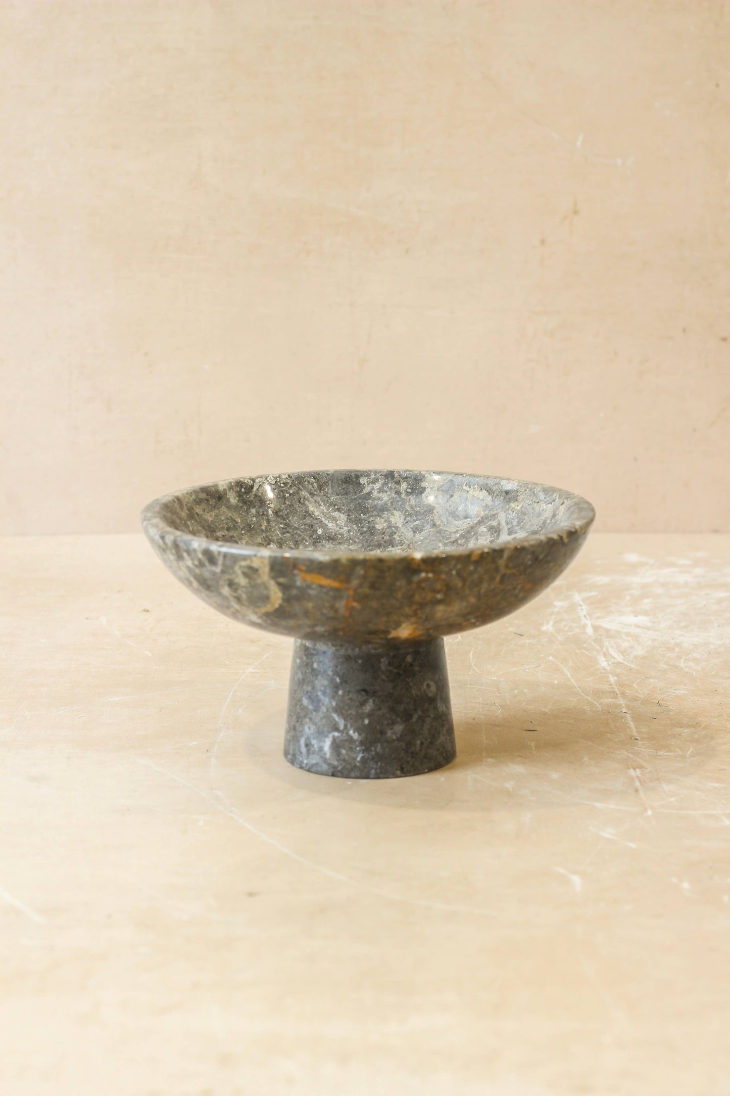 Bol sur socle en marbre noir