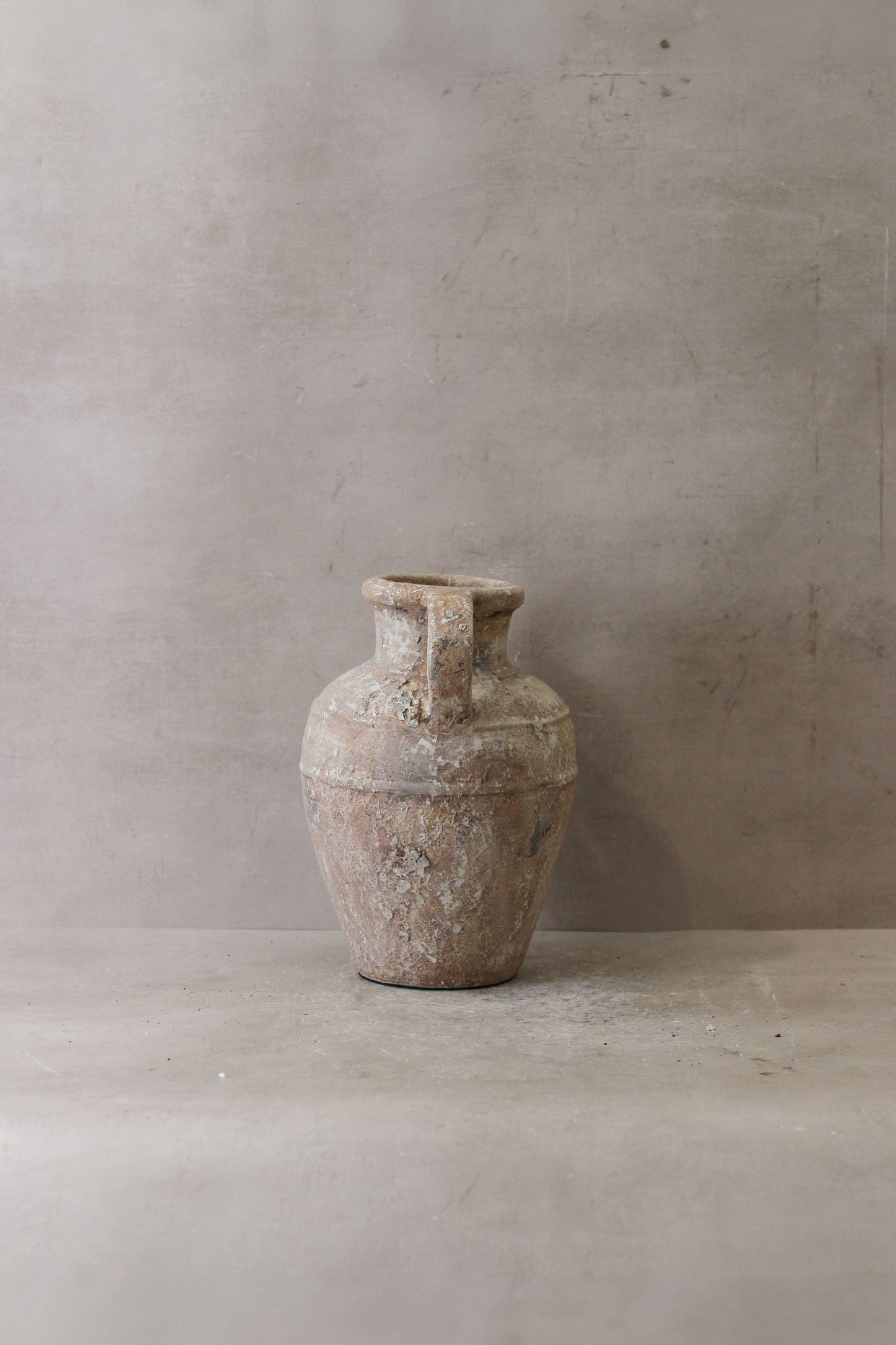 Vase brun rustique indonésien