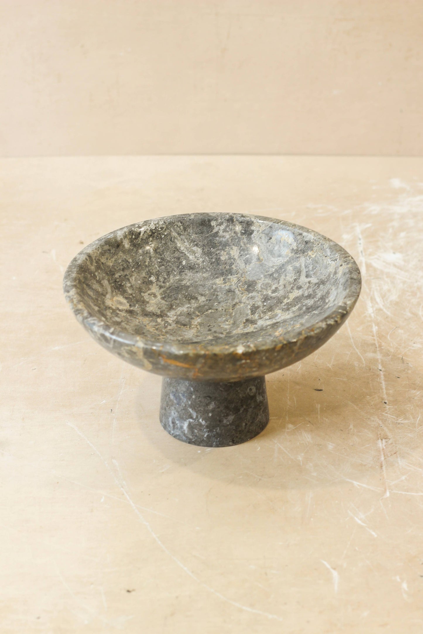 Bol sur socle en marbre noir