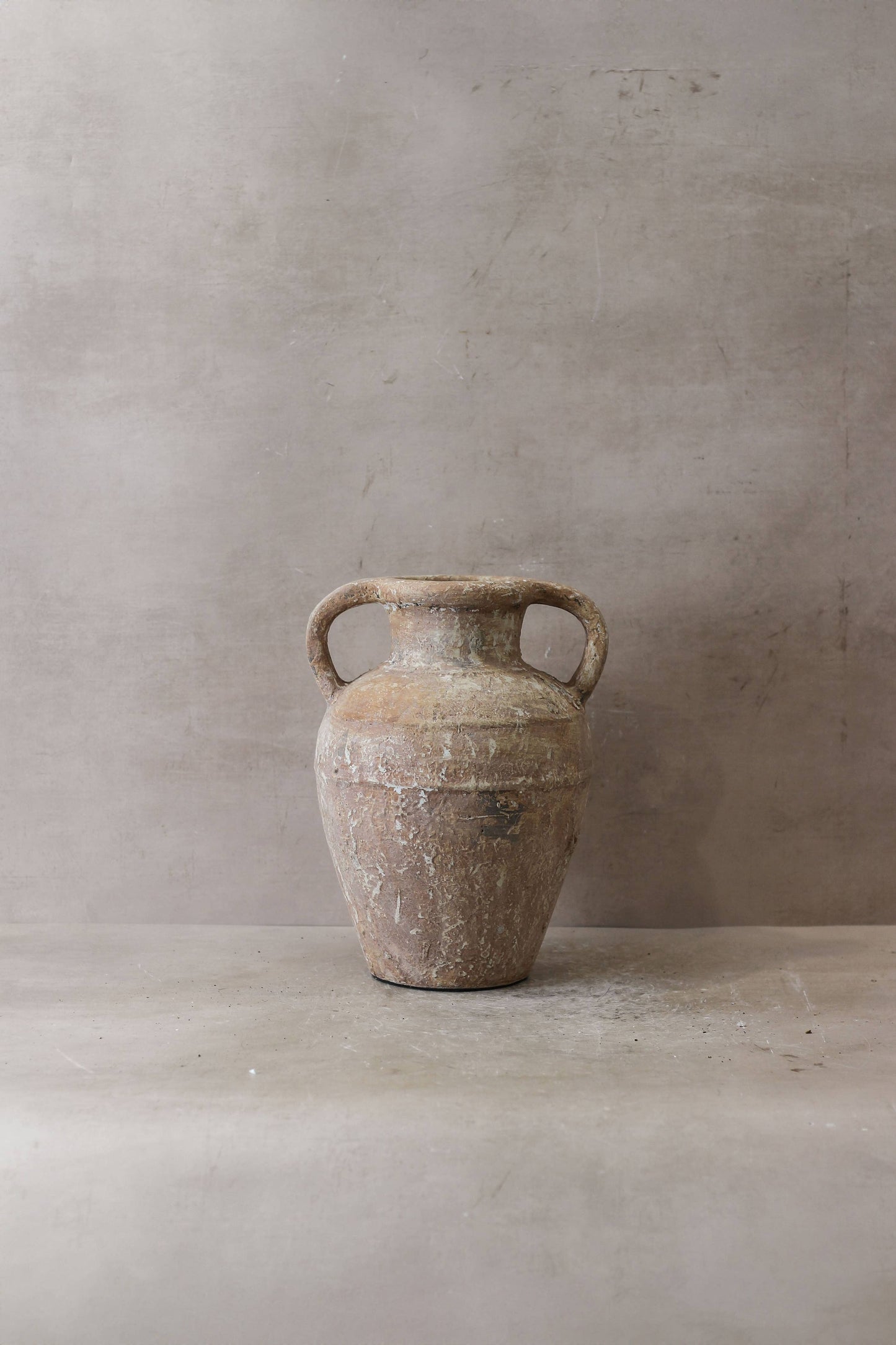 Vase brun rustique indonésien