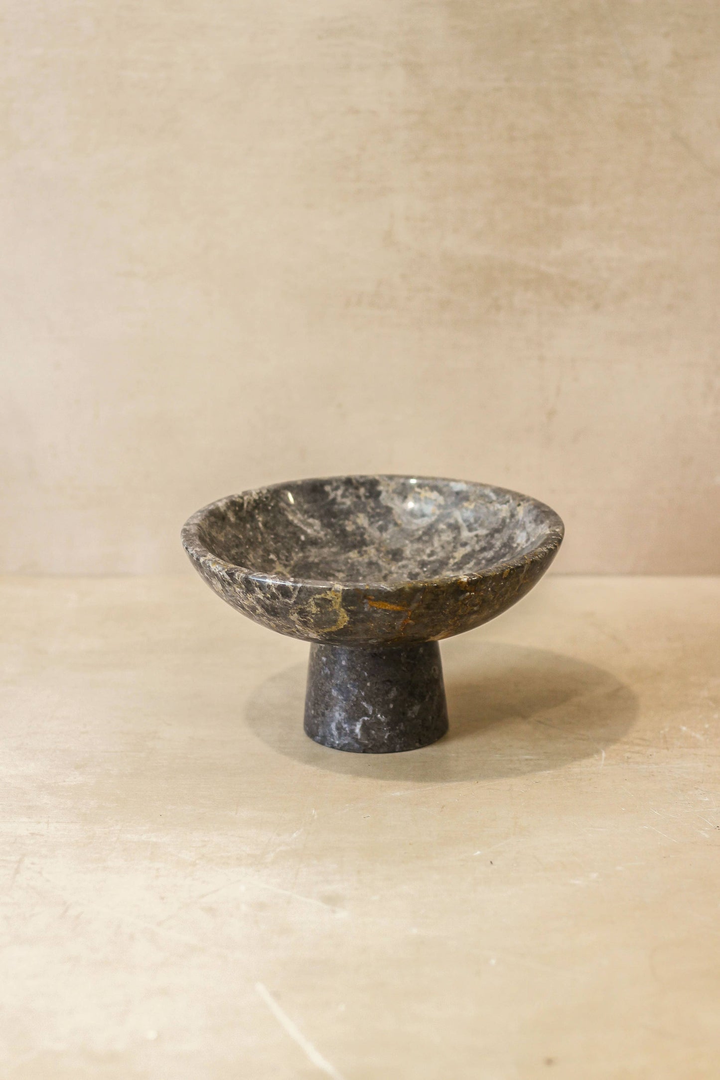 Bol sur socle en marbre noir
